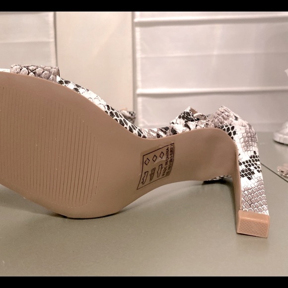 Qupid Snake skin print heel ankle strap buckle side closure shoes NWOB - Picture 7 of 10